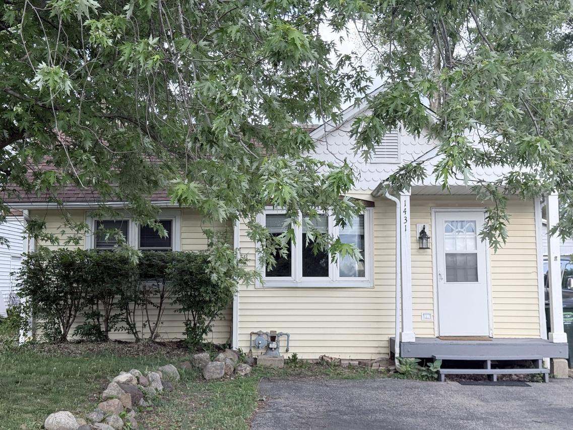 1431 Woodbine Dr., Round Lake Beach, IL 60073
