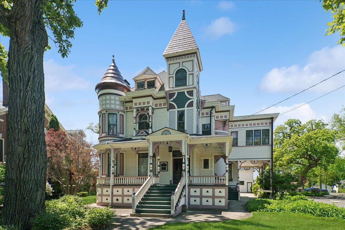 214 S State St., Elgin, IL 60123