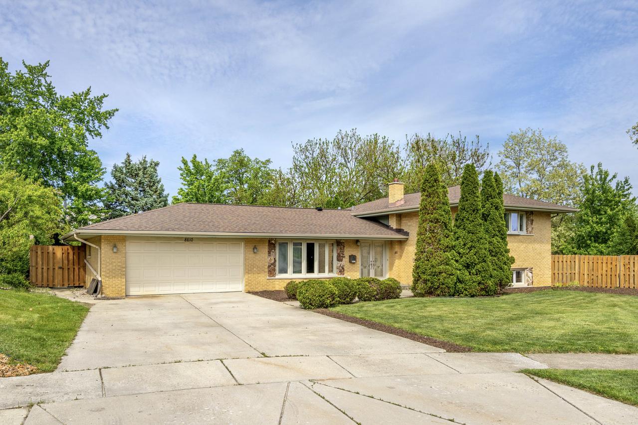 8610 Orchard Dr., Hickory Hills, IL 60457