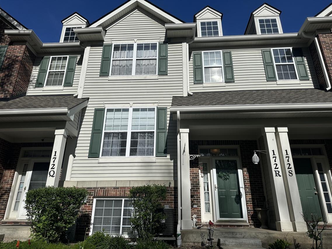 172 N East River Rd. #R, Des Plaines, IL 60016