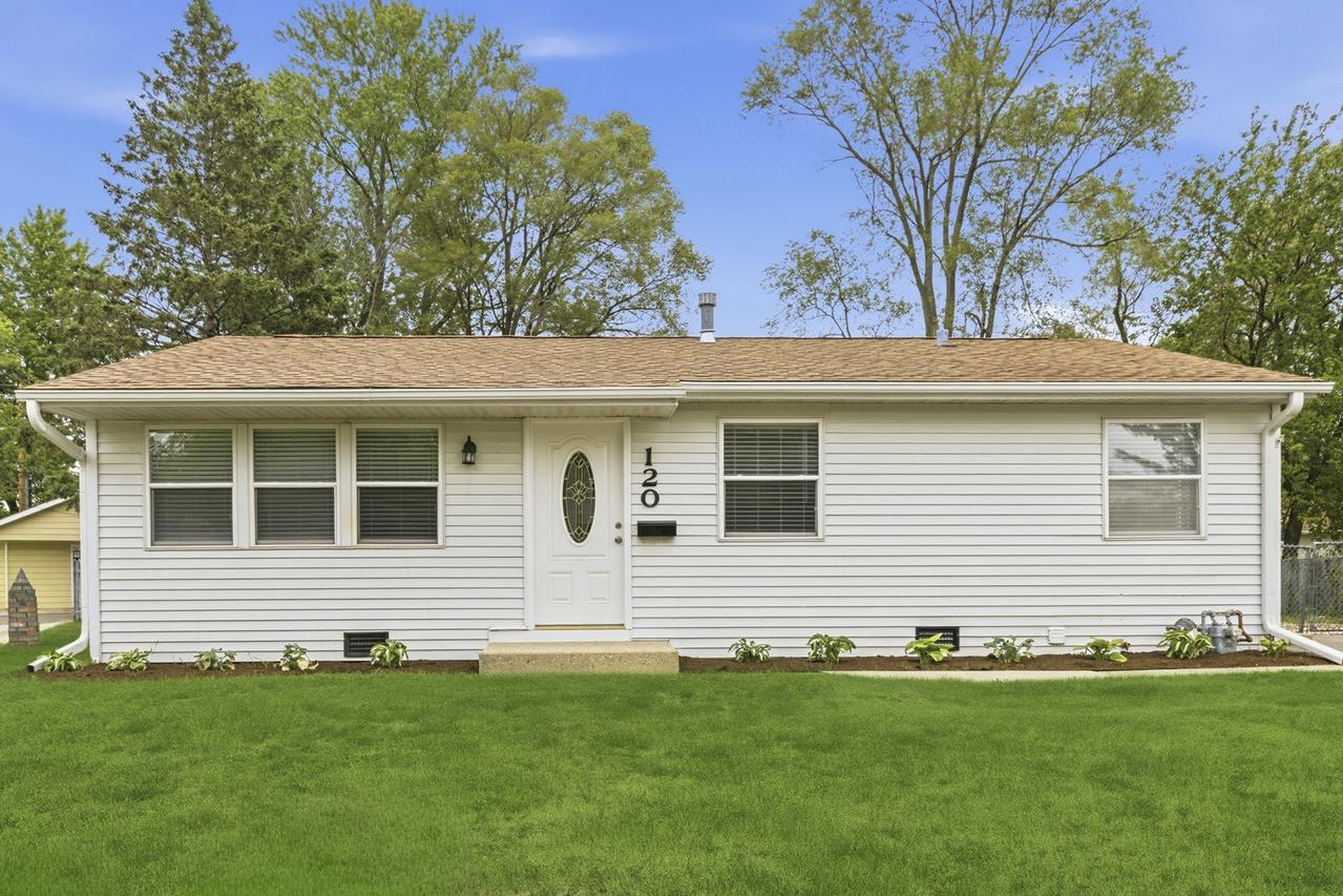 120 Adobe Cir., Carpentersville, IL 60110