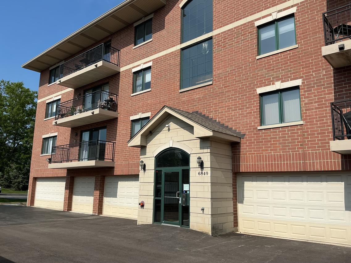 6840 W Winding Tr. #301, Oak Forest, IL 60452