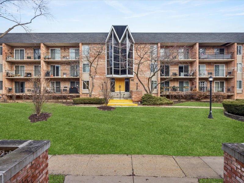 1041 N Mill St. #307, Naperville, IL 60563