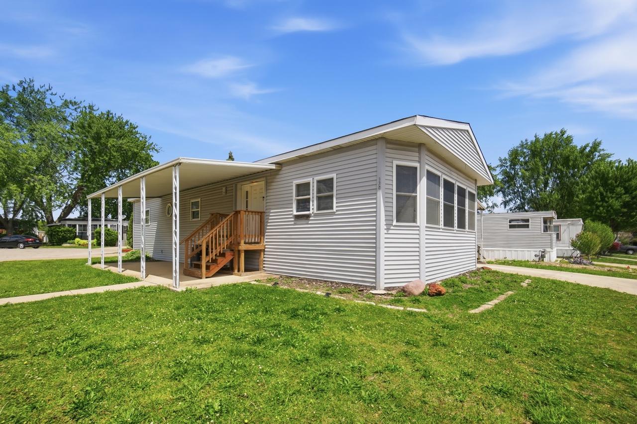 165 Hansom Dr., Wheeling, IL 60090