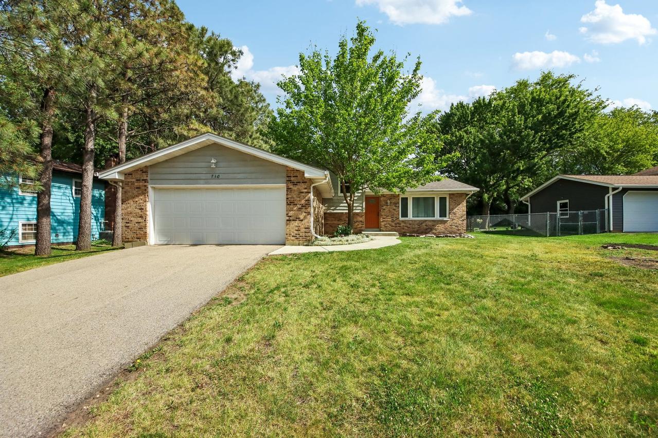 710 Chelsea Dr., Algonquin, IL 60102