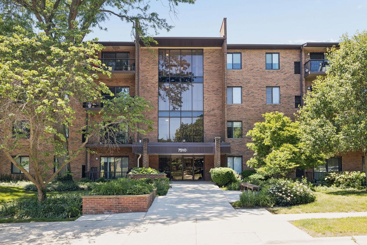 7510 Farmingdale Dr. #304, Darien, IL 60561