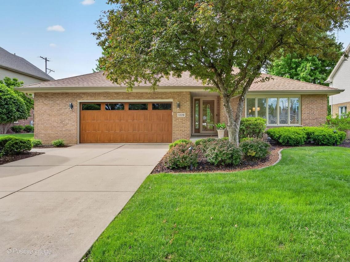 1229 Hanover St., Woodridge, IL 60517