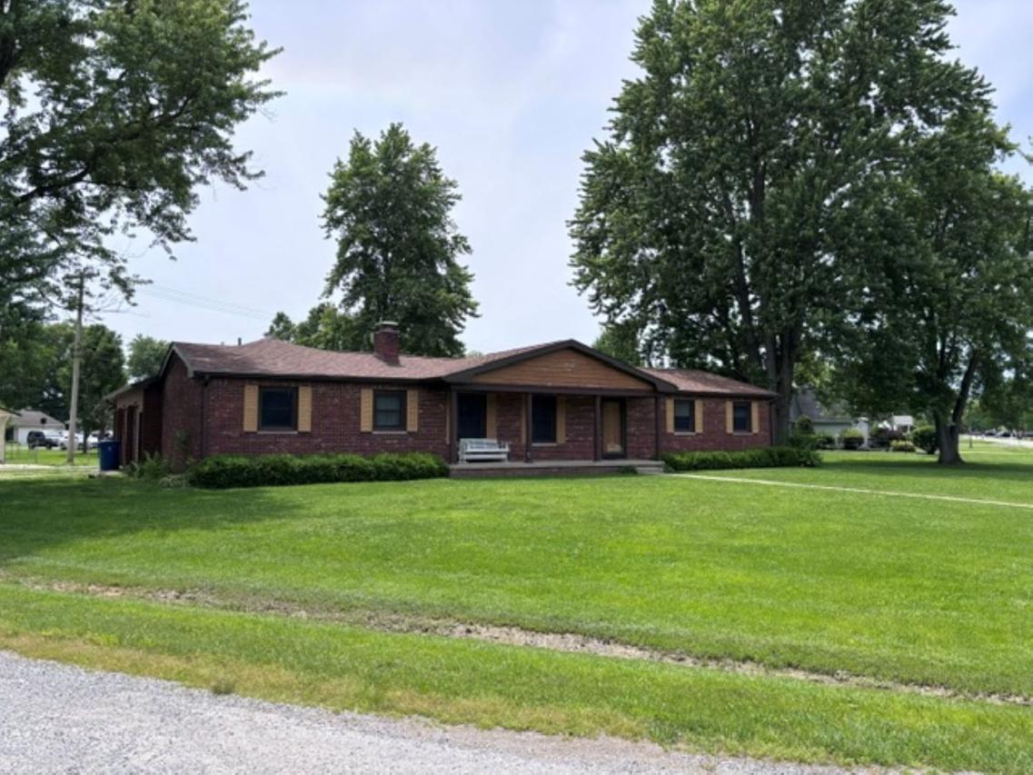 742 Shadwell St., Flora, IL 62839