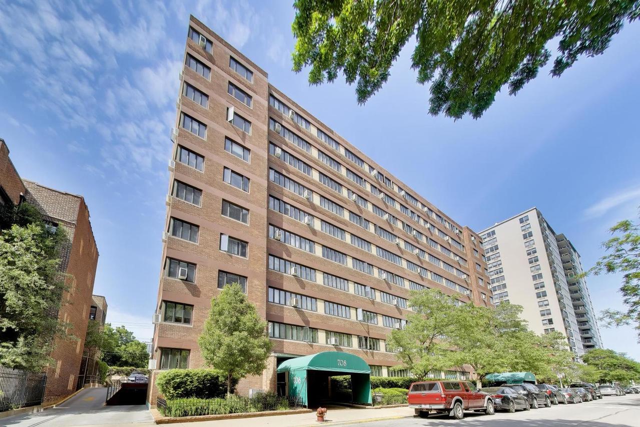 708 W Bittersweet Pl. #1003, Chicago, IL 60613