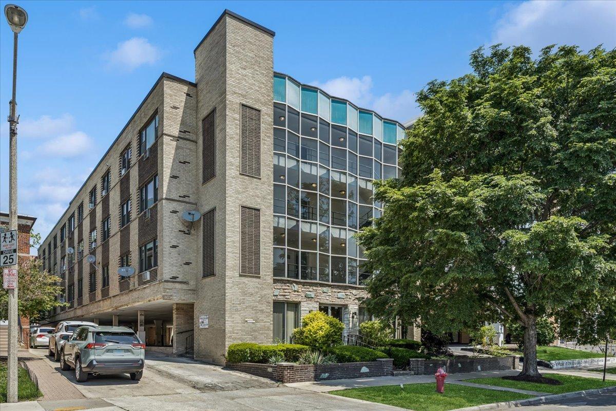 938 North Blvd. #201, Oak Park, IL 60301
