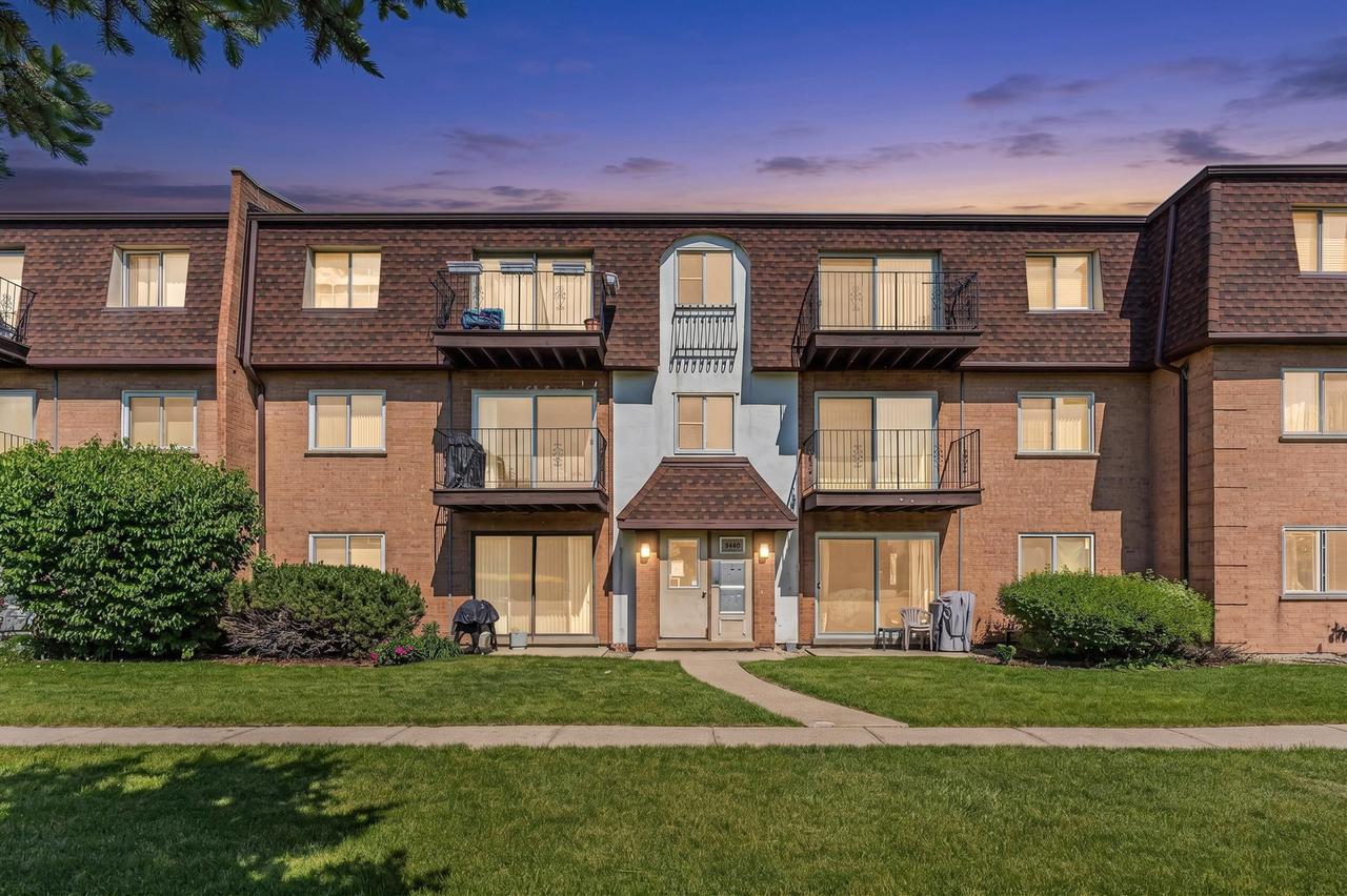9480 Bay Colony Dr. #2N, Des Plaines, IL 60016