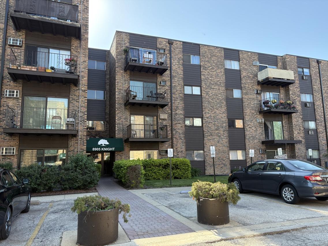 8905 N Knight Ave. #318, Des Plaines, IL 60016