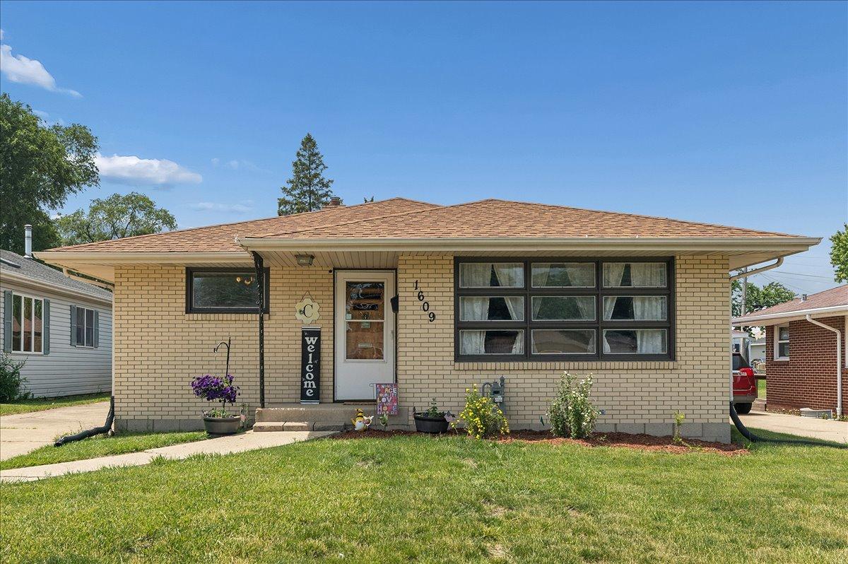 1609 Oakland Ave., Crest Hill, IL 60403