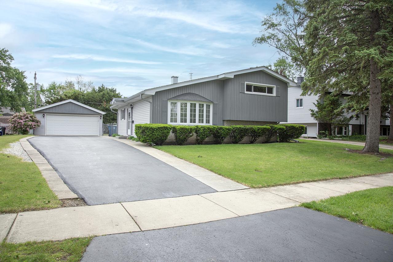921 S Iowa Ave., Addison, IL 60101
