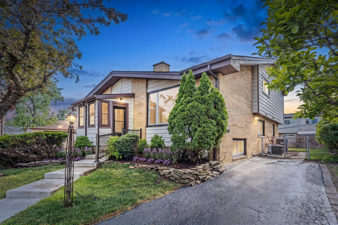 9272 N Home Ter., Des Plaines, IL 60016