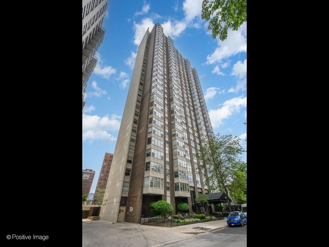 525 W Hawthorne Pl. #2207, Chicago, IL 60657