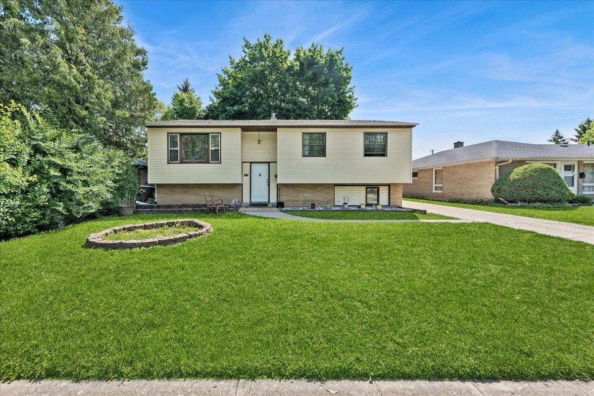 2325 Yeoman St., Waukegan, IL 60087