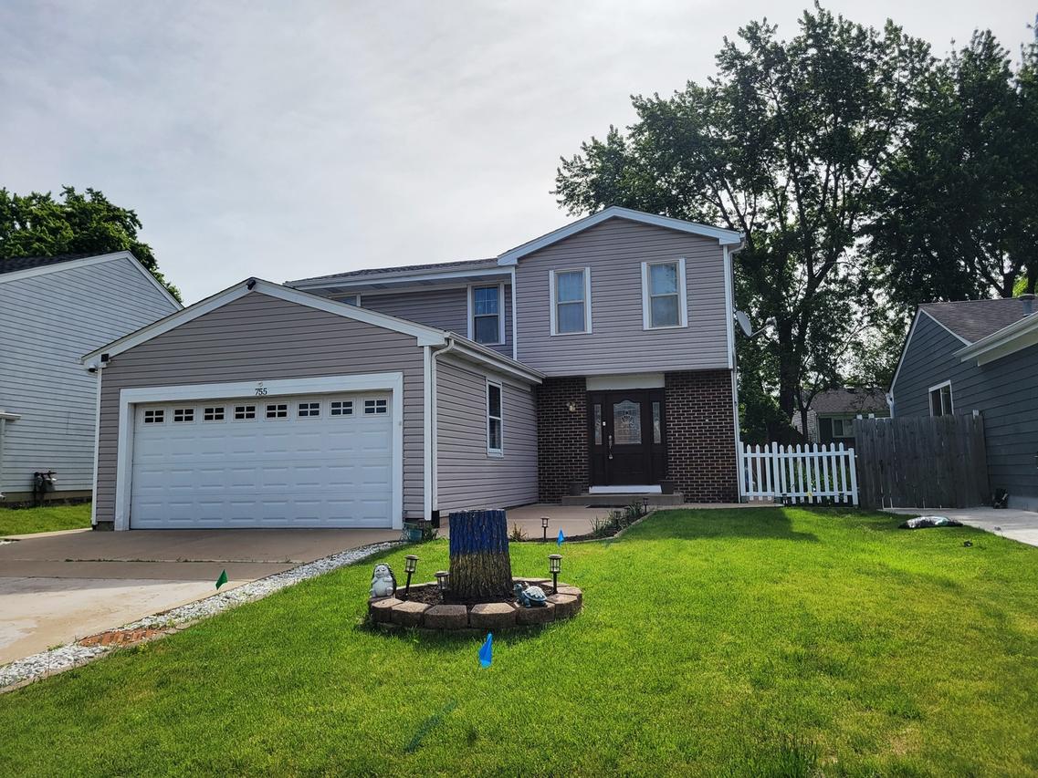 755 Rodenburg Rd., Roselle, IL 60172