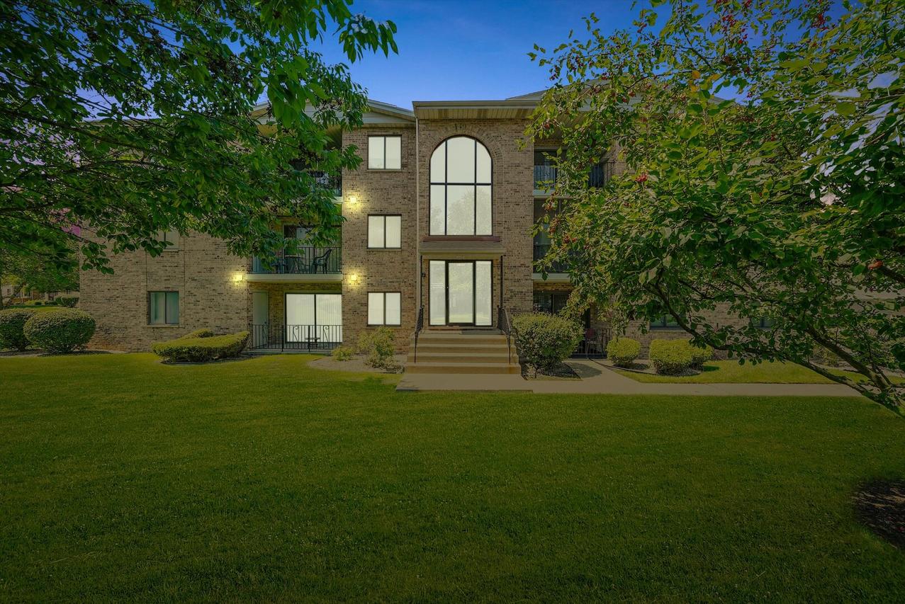 13248 W Circle Drive Pkwy. #405, Crestwood, IL 60418