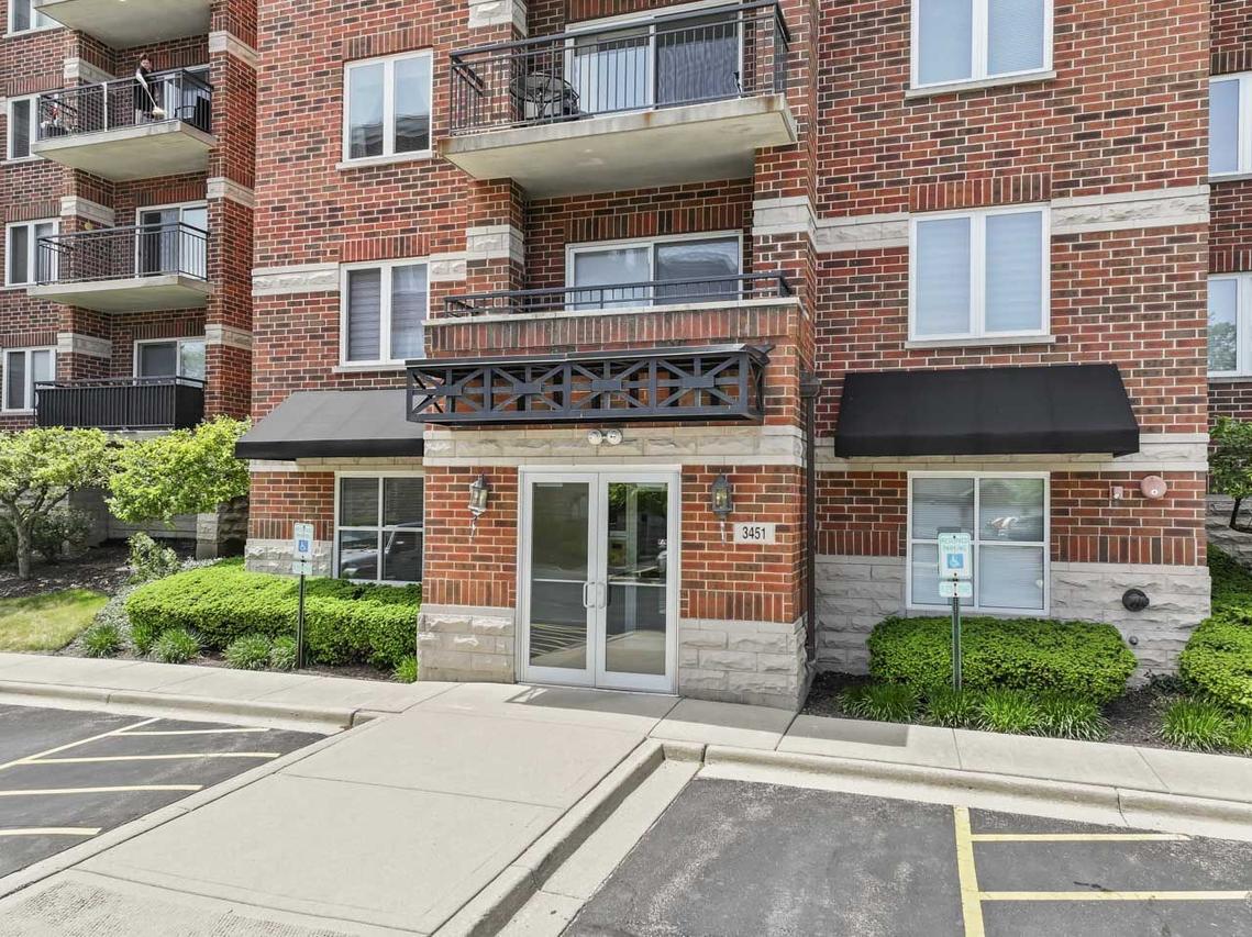 3451 N Carriageway Dr. #202, Arlington Heights, IL 60004
