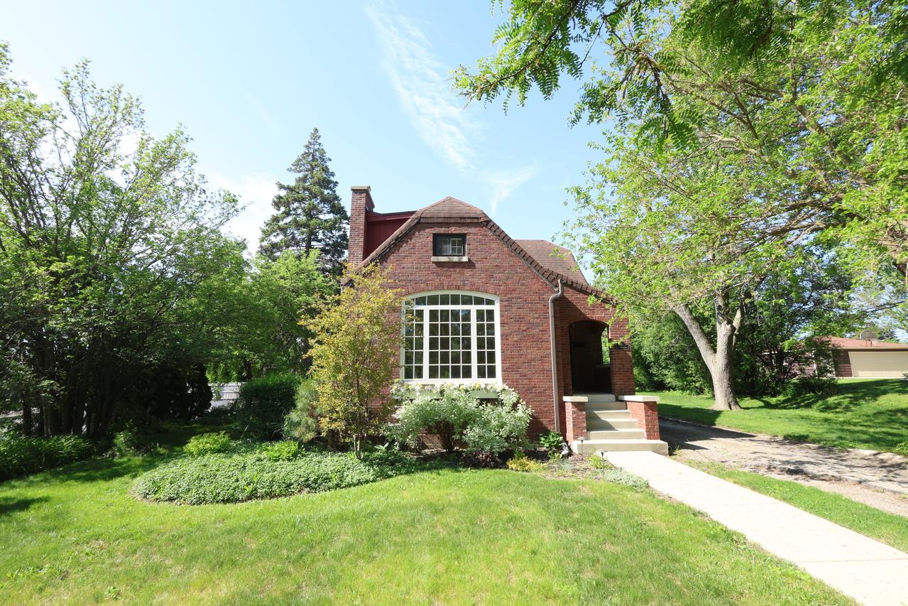 19 W Hattendorf Ave., Roselle, IL 60172
