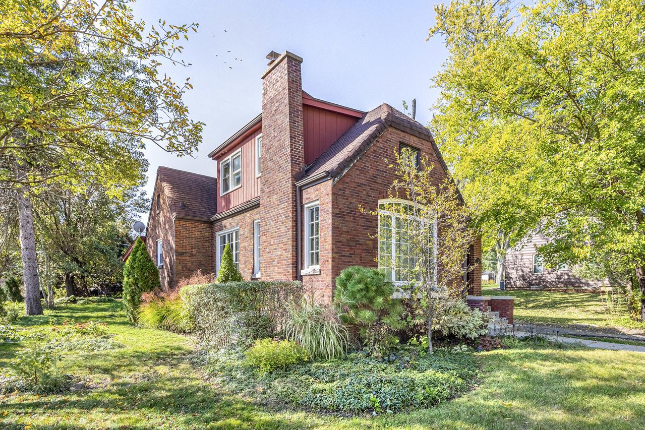 19 W Hattendorf Ave., Roselle, IL 60172