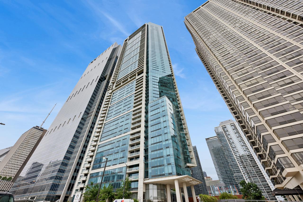 340 E Randolph St. #1701, Chicago, IL 60601