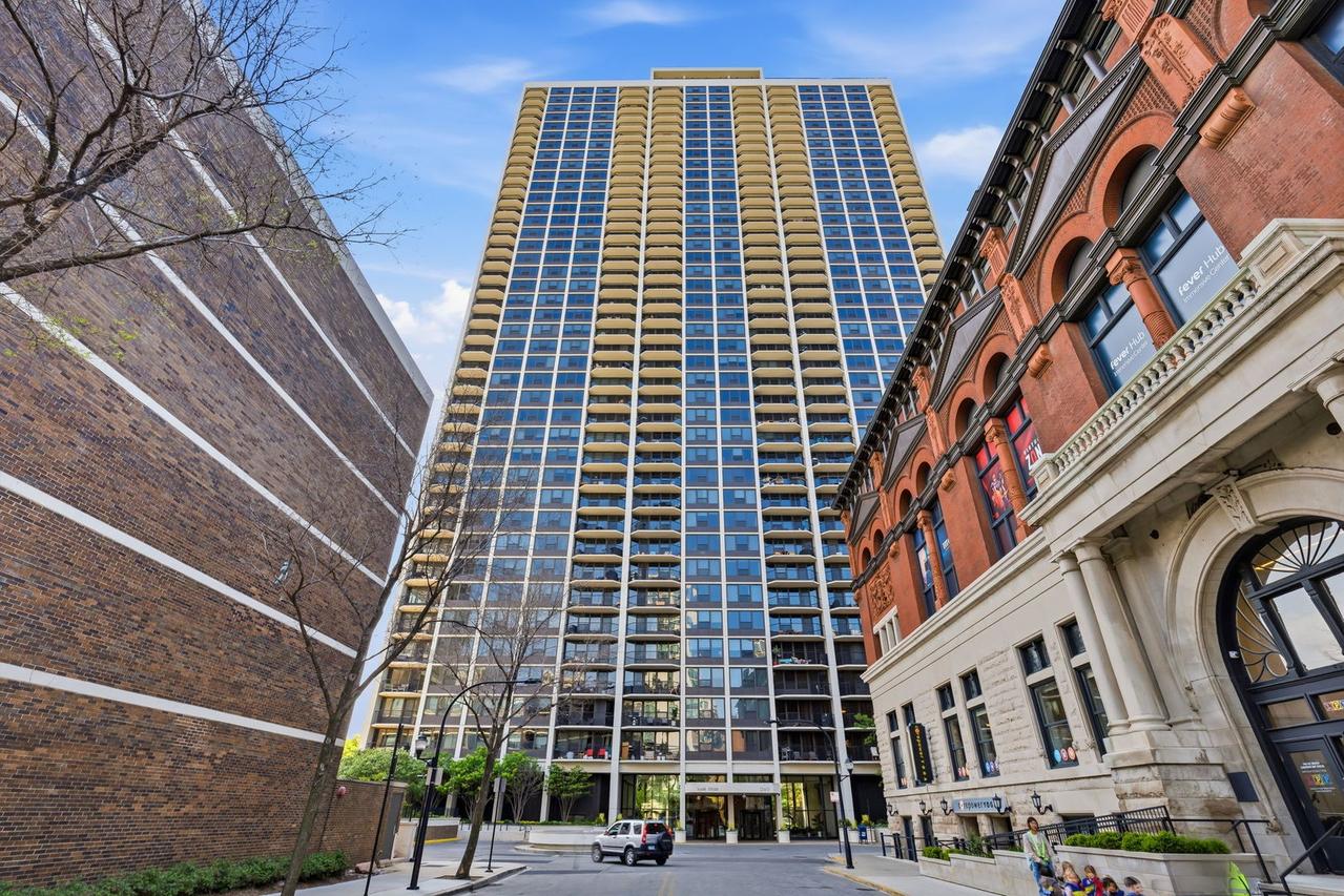 1560 N Sandburg Ter. #1405, Chicago, IL 60610
