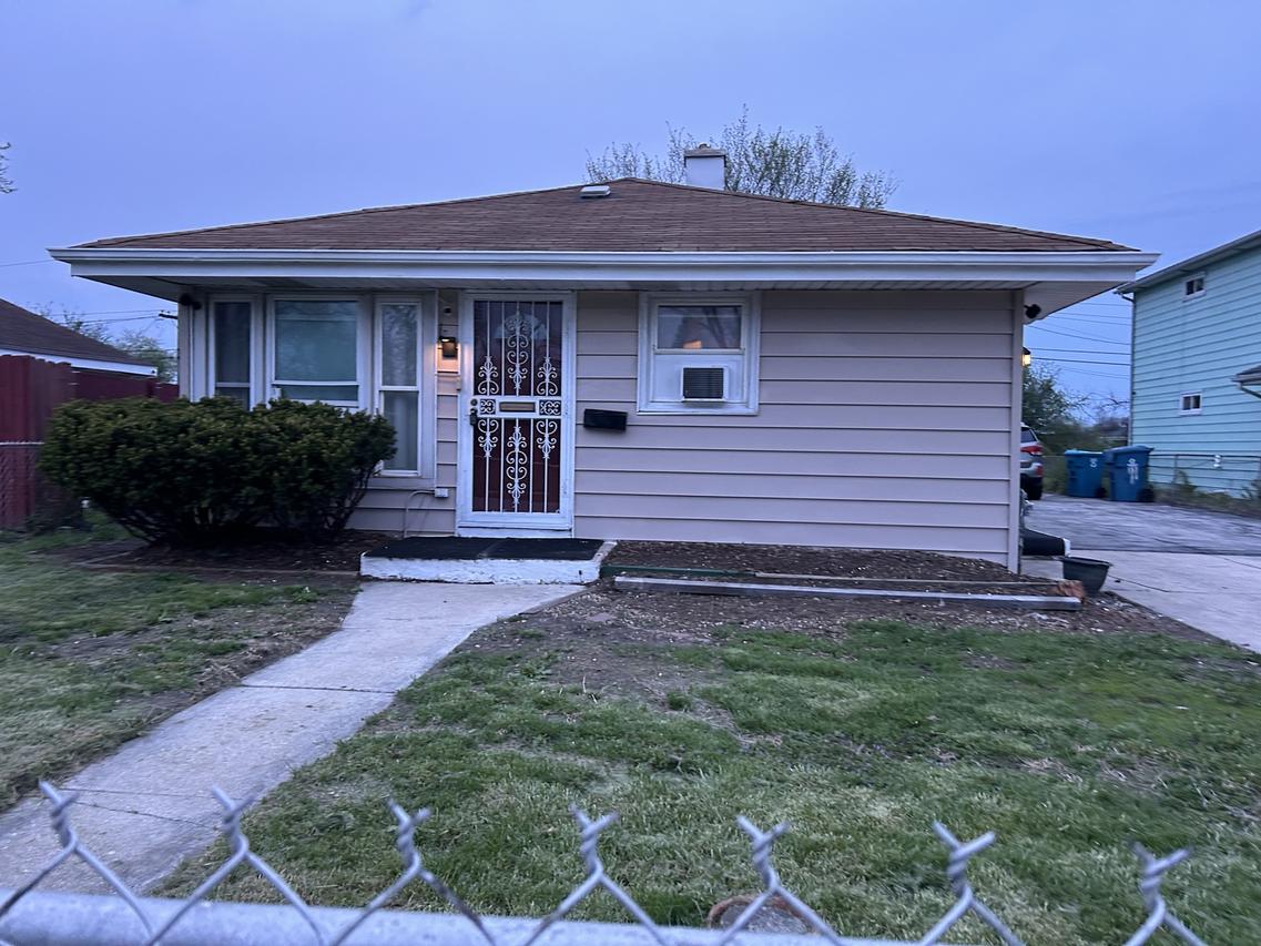 41 Circle Dr., Dixmoor, IL 60426