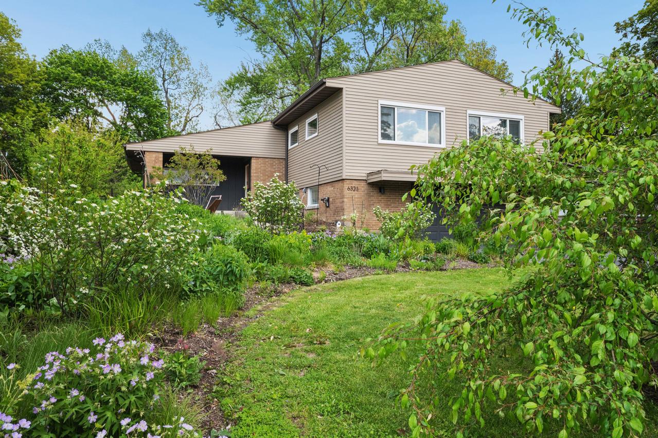 6323 N Kirkwood Ave., Chicago, IL 60646