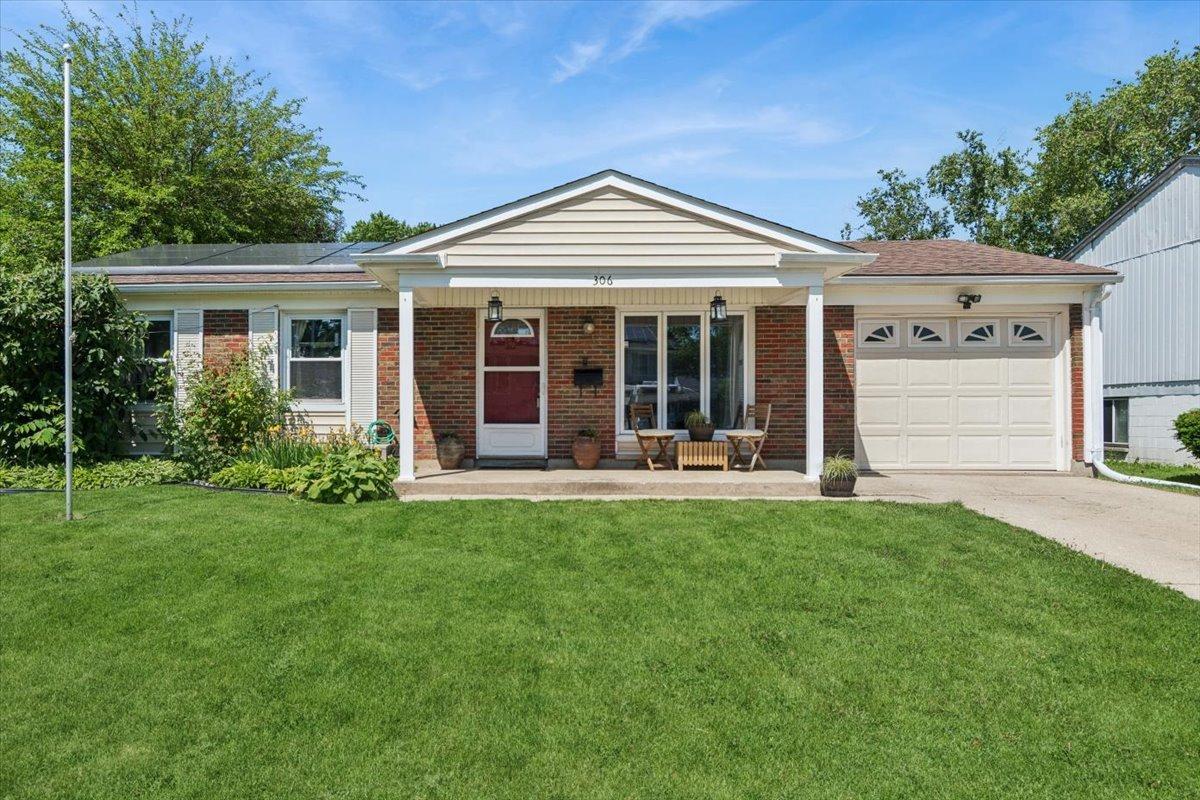 306 Hale Ave., Romeoville, IL 60446