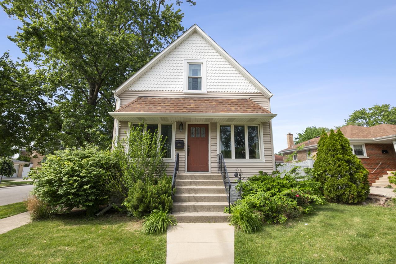 3858 W 99th St., Evergreen Park, IL 60805