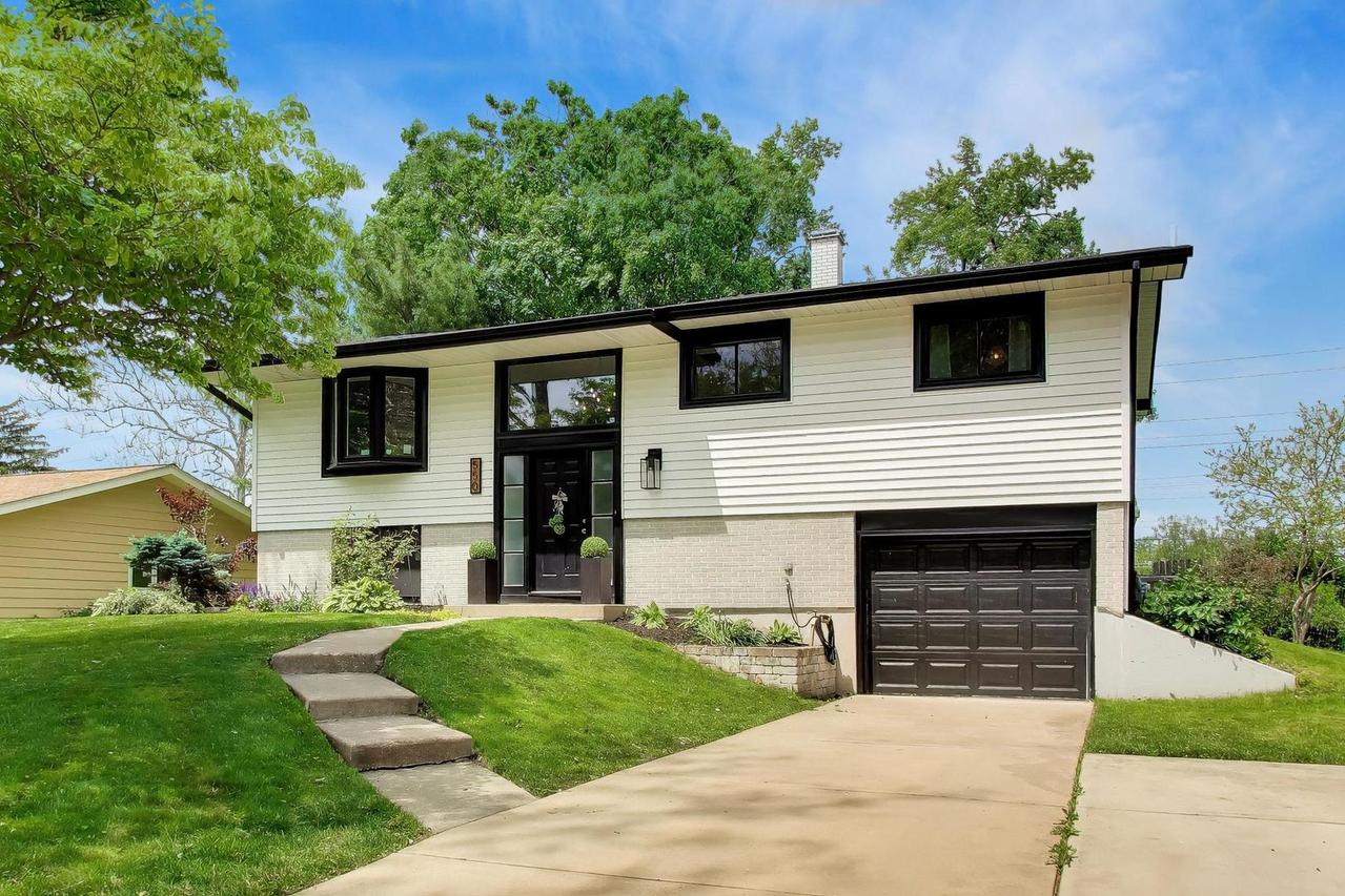 2S550 Gray Ave., Lombard, IL 60148