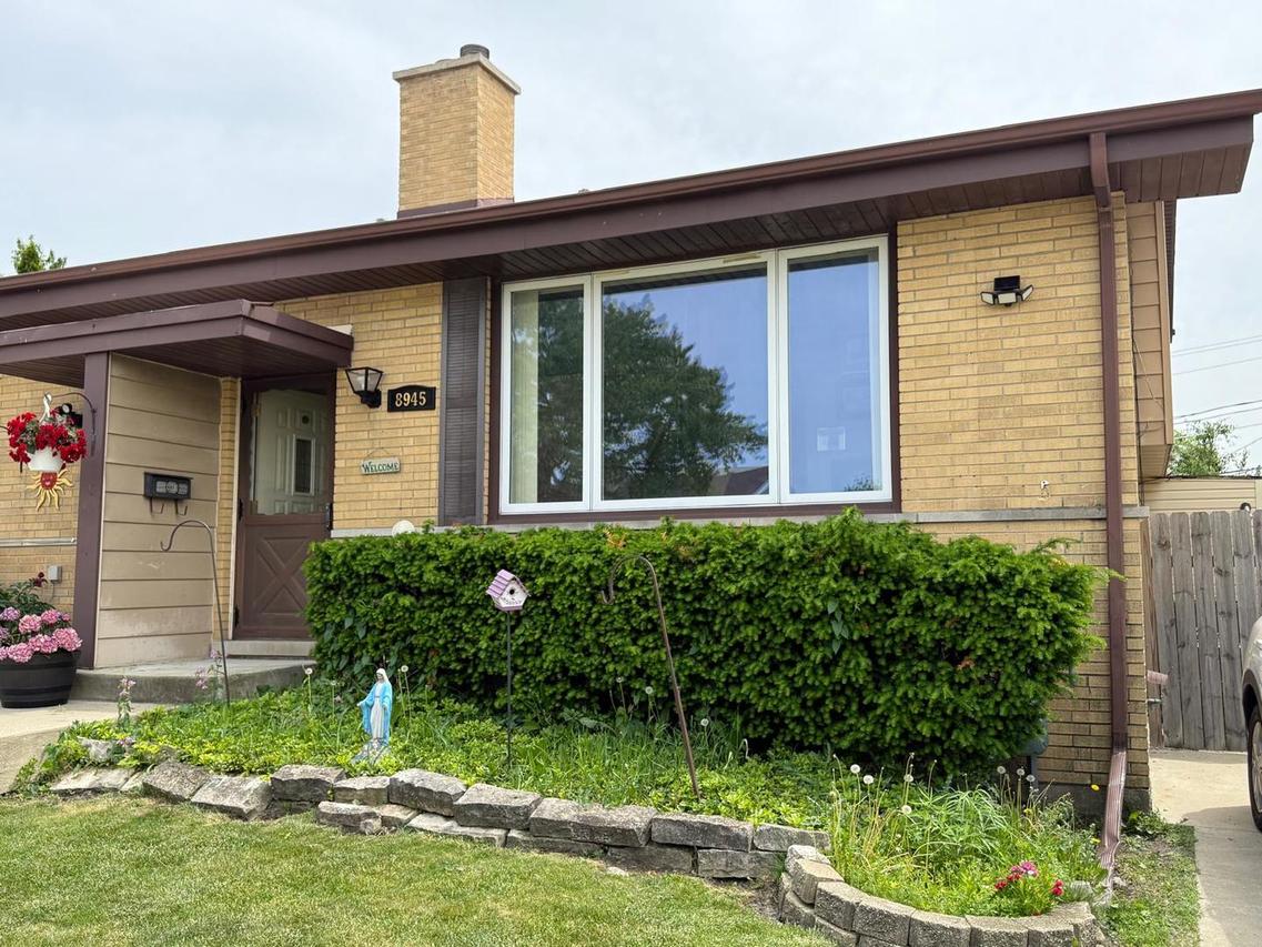 8945 N Lyons St., Des Plaines, IL 60016