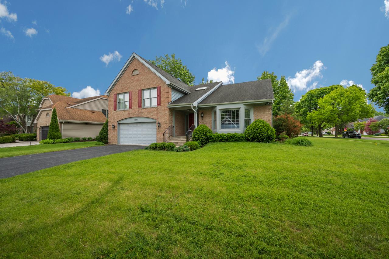 1046 E Amberwood Cir., Naperville, IL 60563
