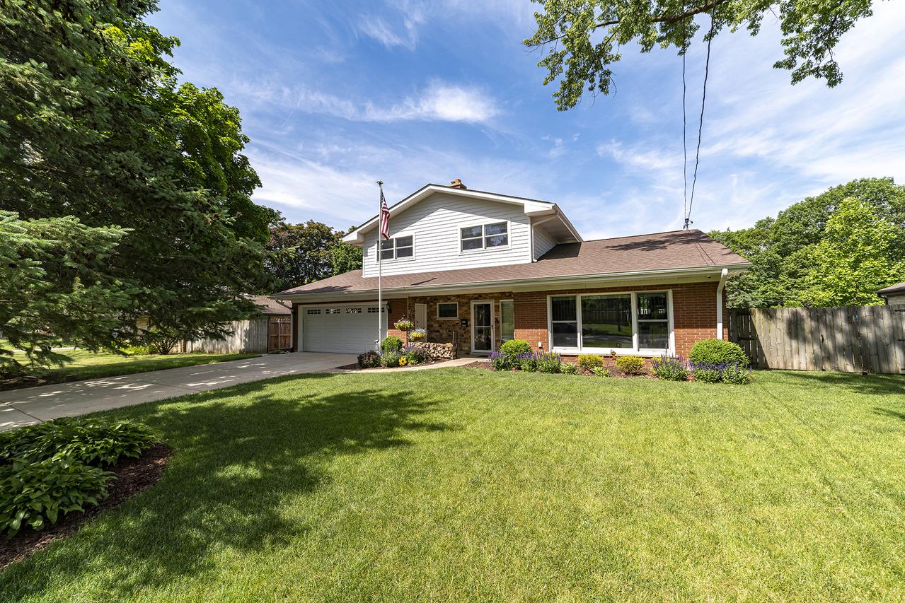 314 April Ct., North Aurora, IL 60542