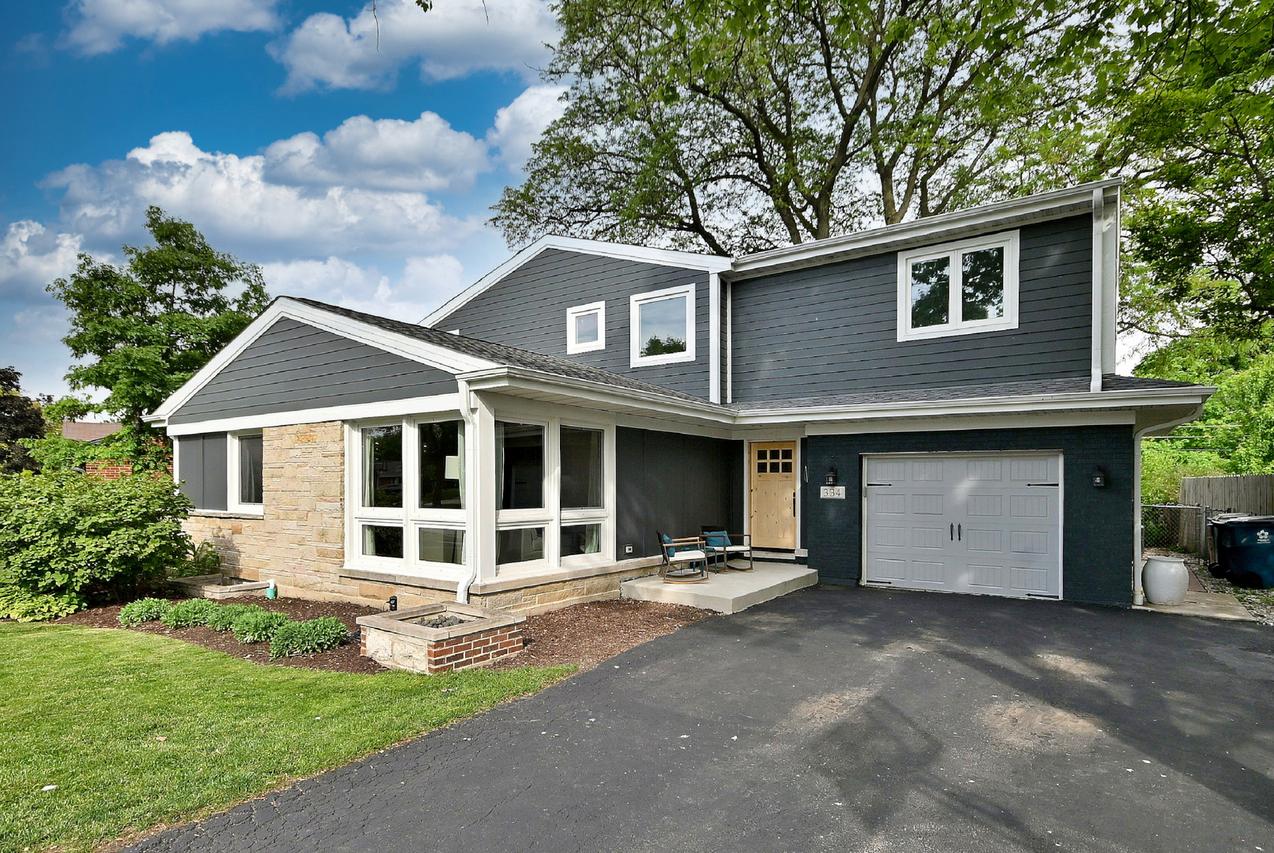 334 E Huntington Ln., Elmhurst, IL 60126