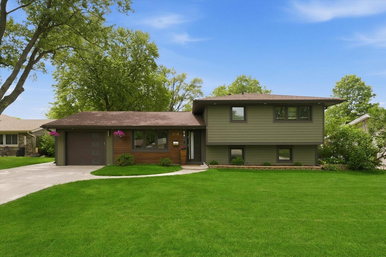 619 W Weathersfield Way, Schaumburg, IL 60193