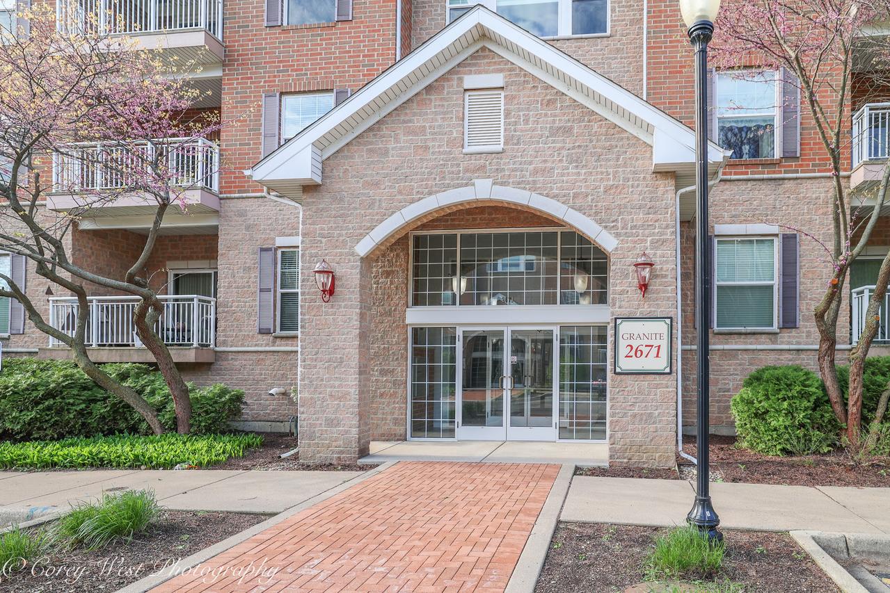 2671 Stone Cir. #103, Geneva, IL 60134