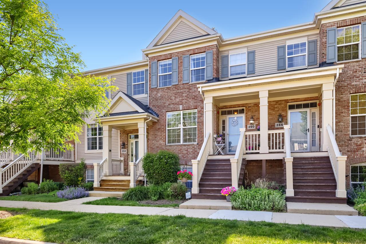 290 Broadmoor Ln., Bartlett, IL 60103
