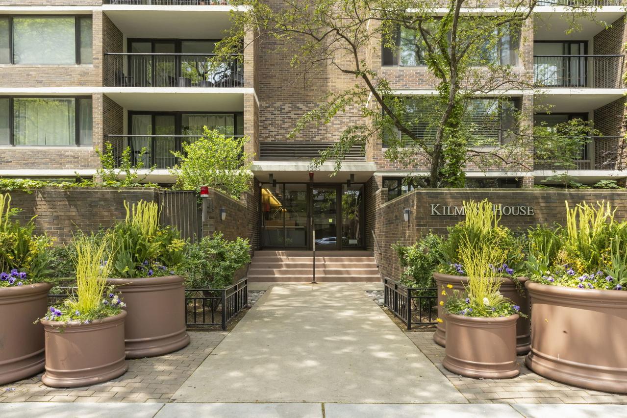 1555 N Sandburg Ter. #305K, Chicago, IL 60610