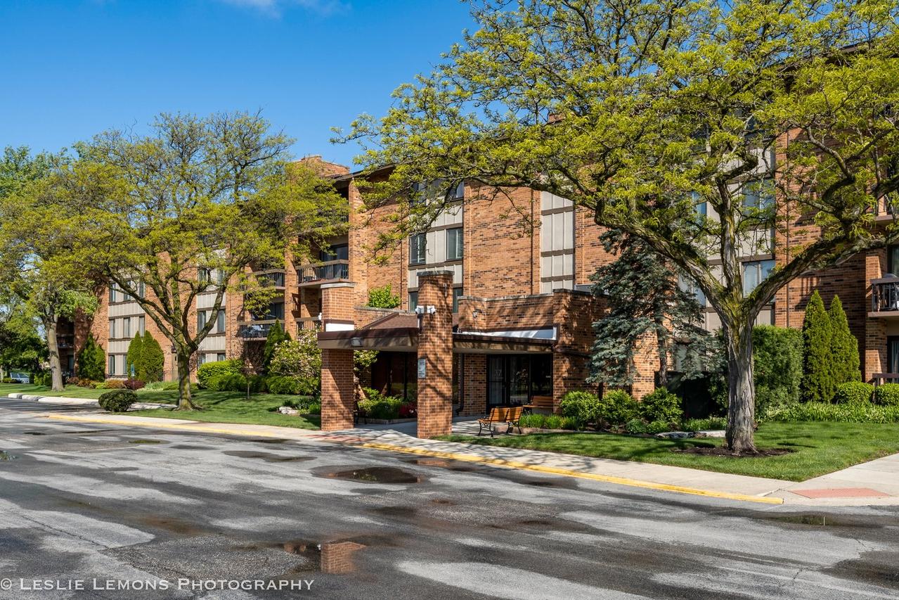 77 Lake Hinsdale Dr. #402, Willowbrook, IL 60527