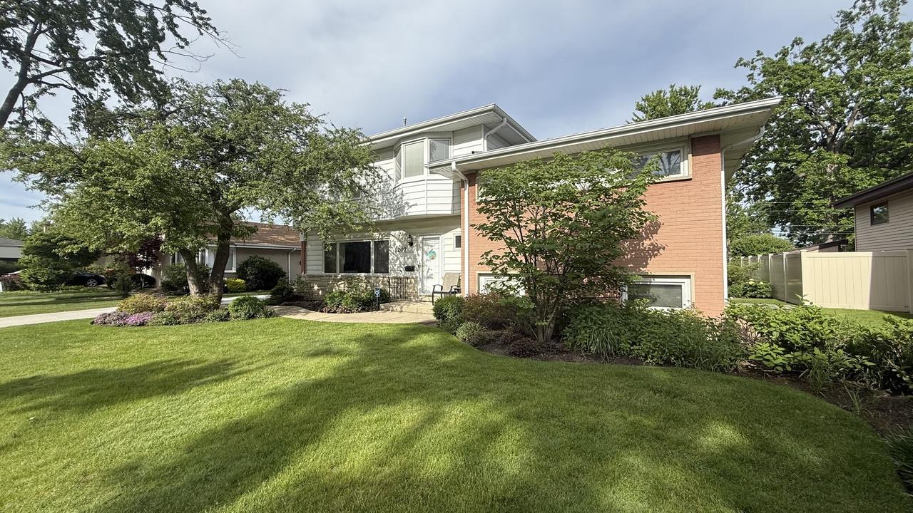 1207 Sherwood Rd., Glenview, IL 60025