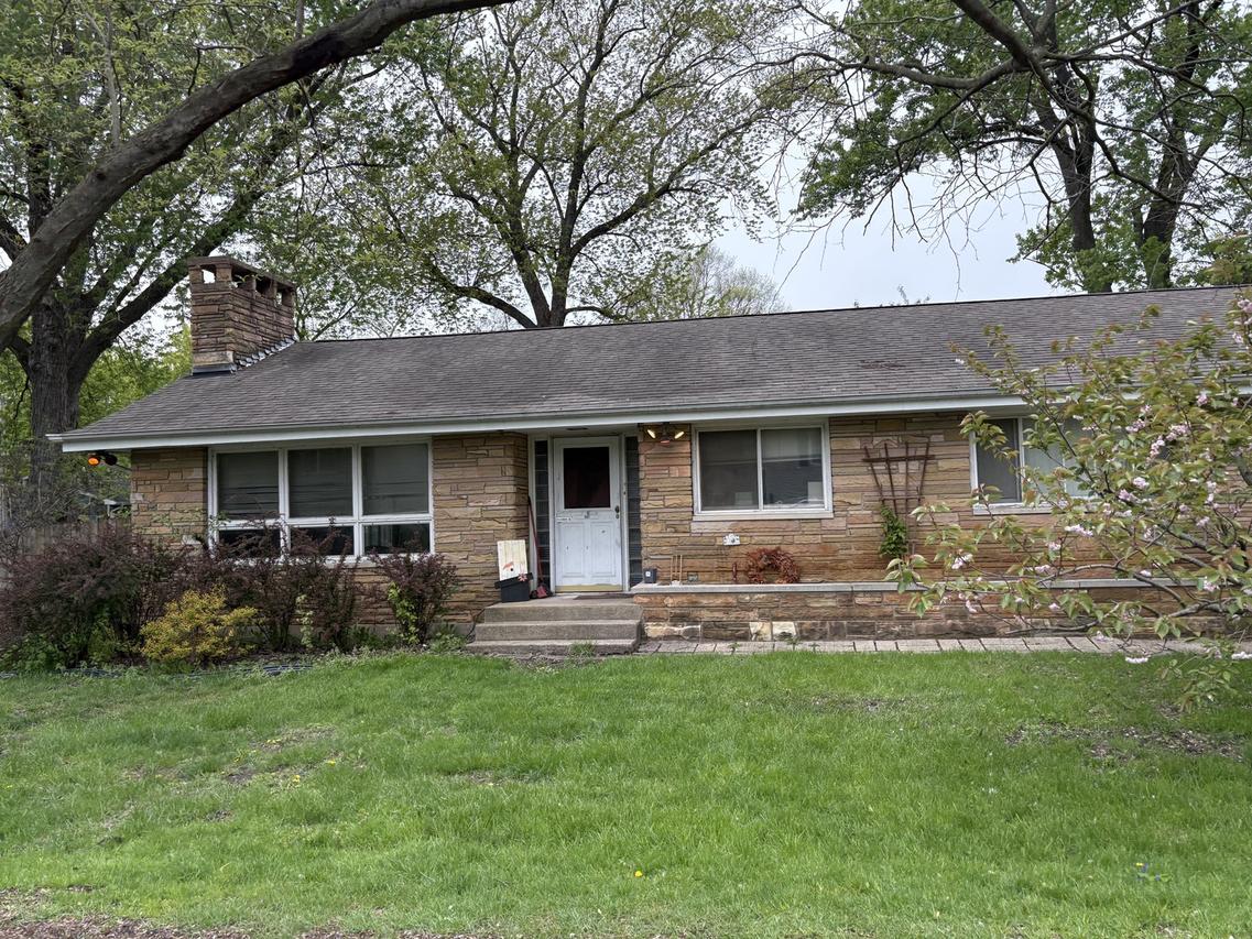 337 Maplewood Dr., Lakemoor, IL 60051