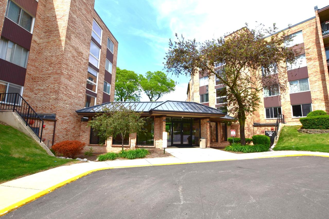 500 W Huntington Commons Rd. #157, Mount Prospect, IL 60056