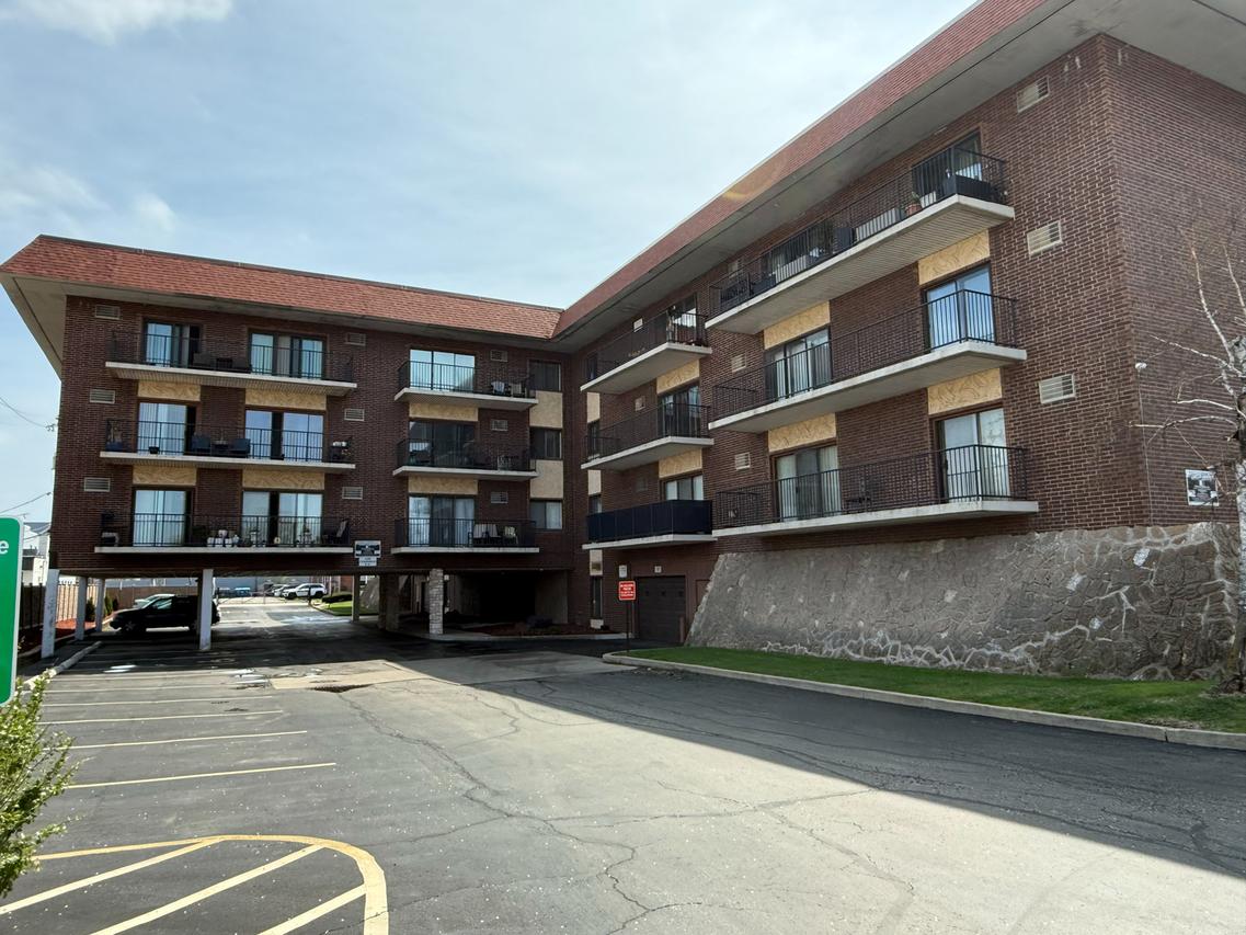 9520 Mayfield Ave. #212, Oak Lawn, IL 60453