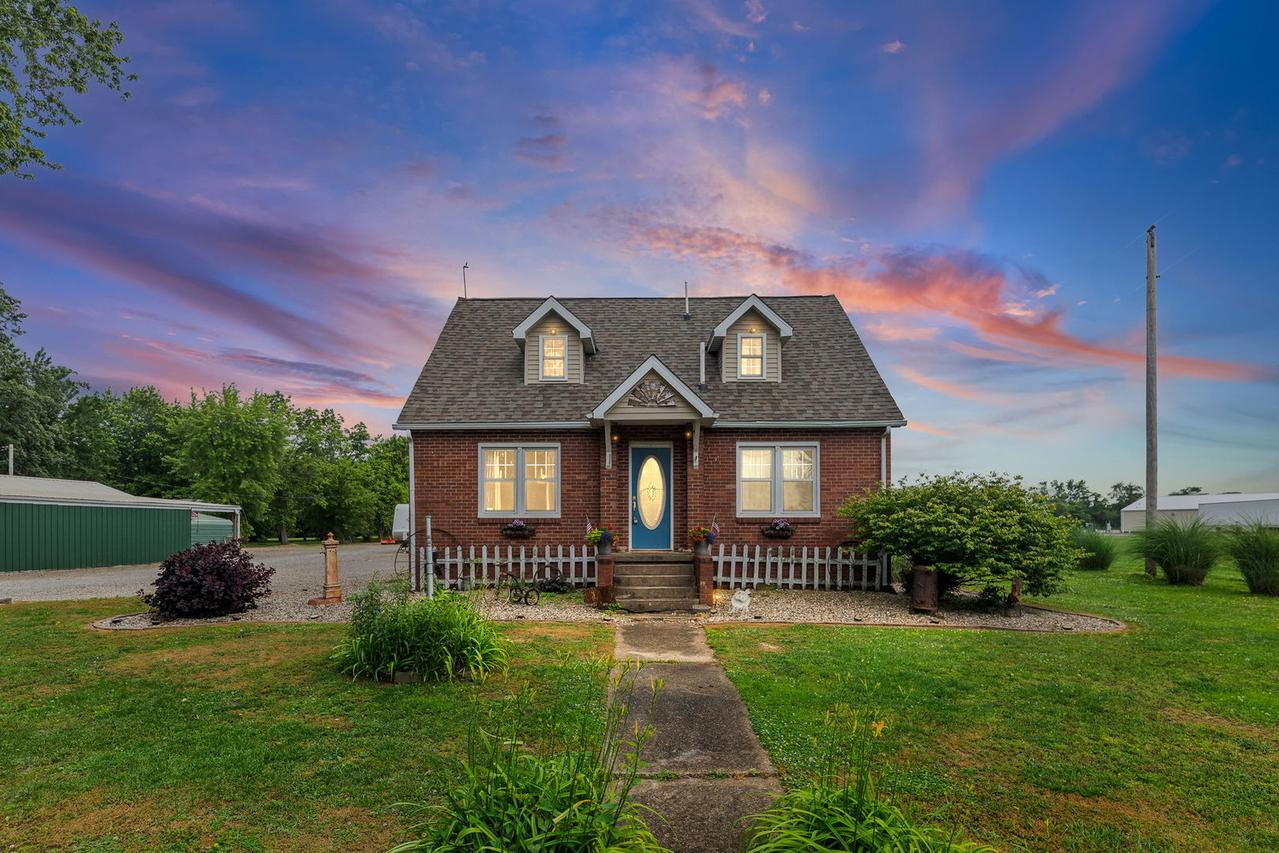 1095 W Robinson St., Wayne City, IL 62895