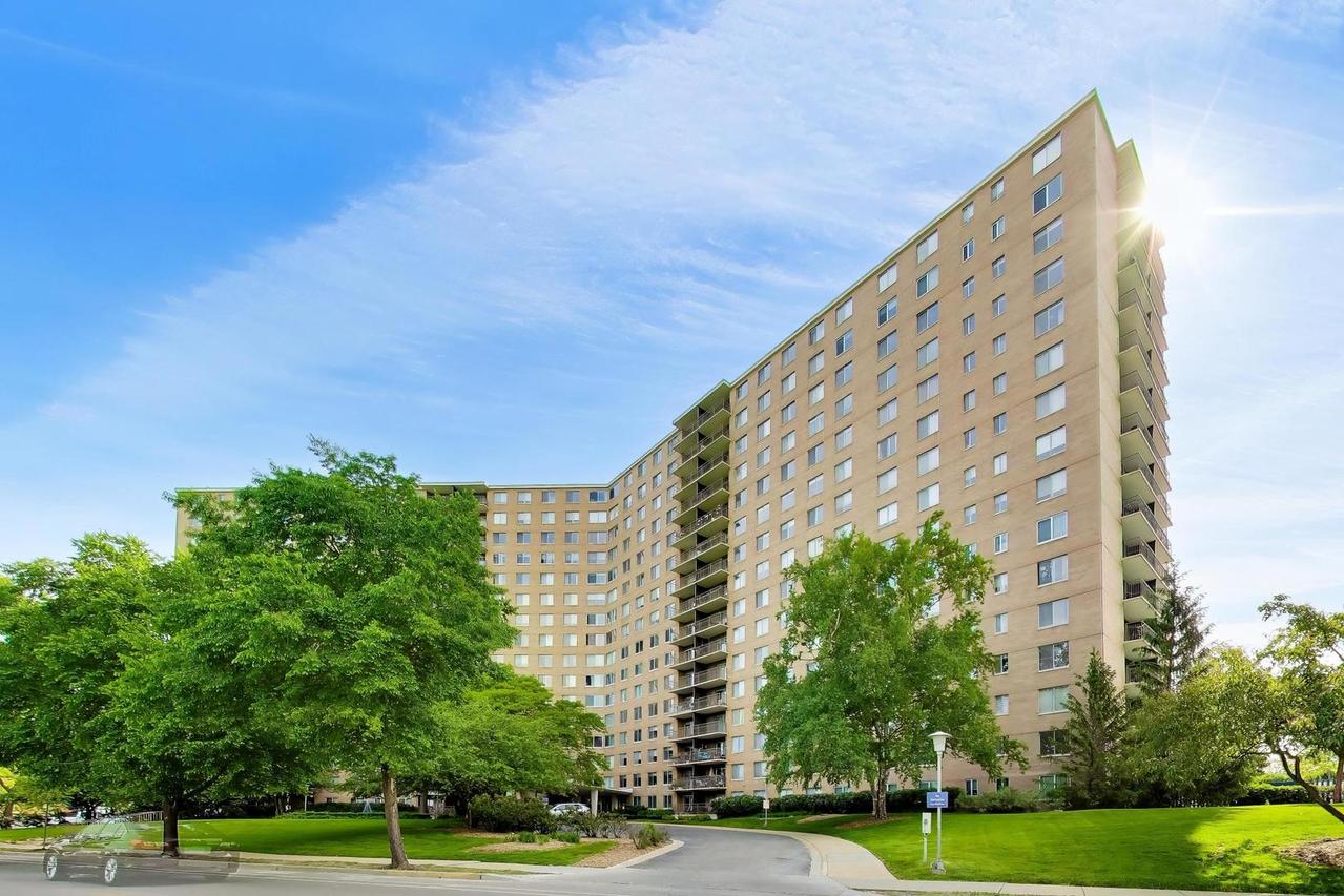 7033 N Kedzie Ave. #1602, Chicago, IL 60645
