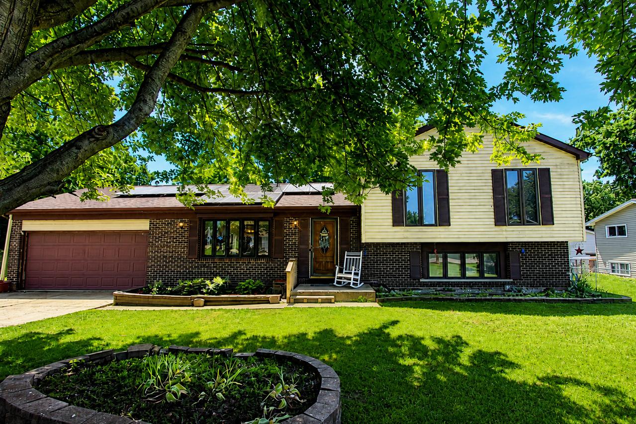 2309 W Edgewood Ln., Mchenry, IL 60051