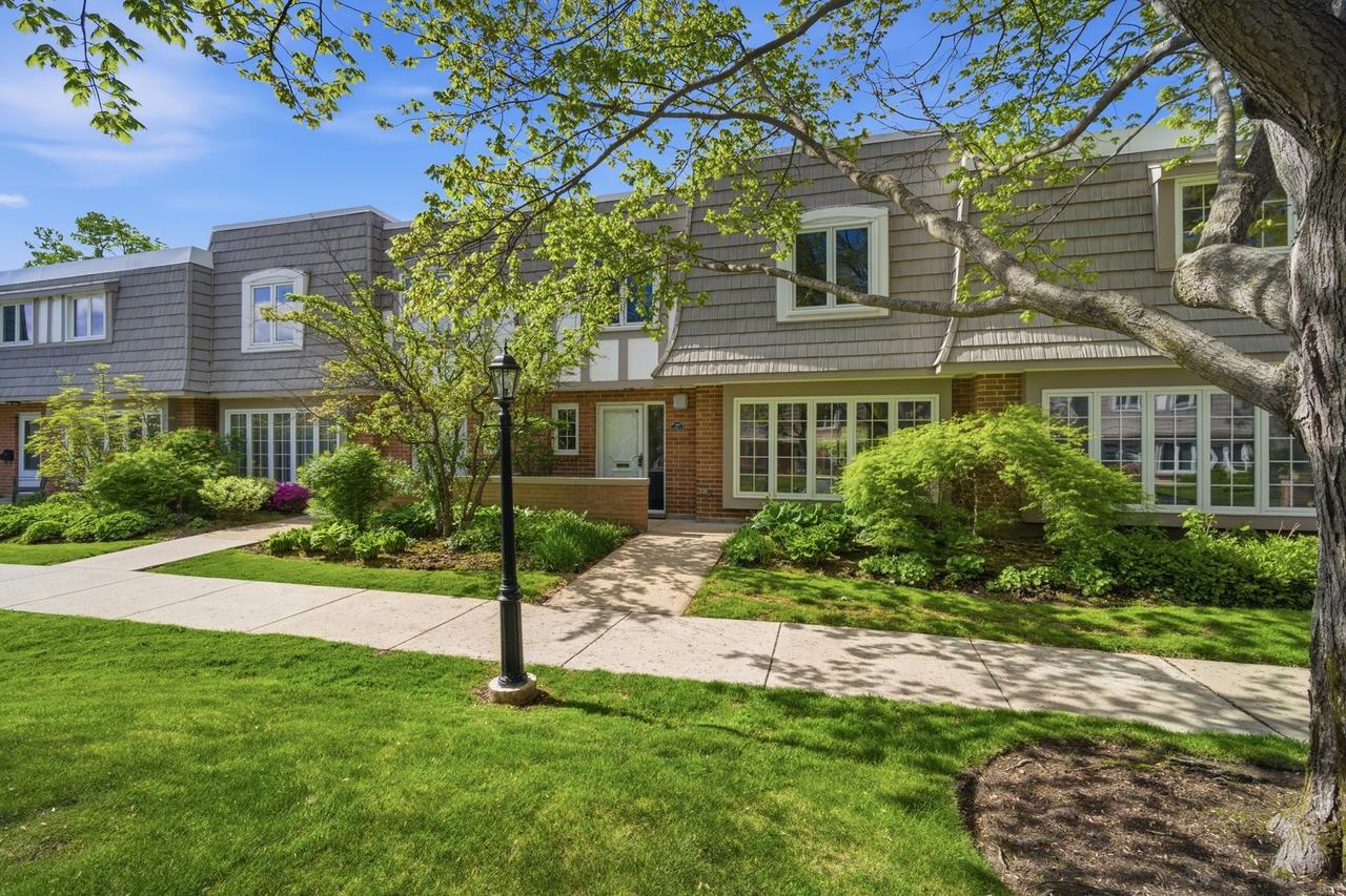 1490 Avignon Ct., Highland Park, IL 60035
